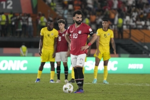 Mohamed Salah’s stoppage-time penalty earns Egypt point against Mozambique