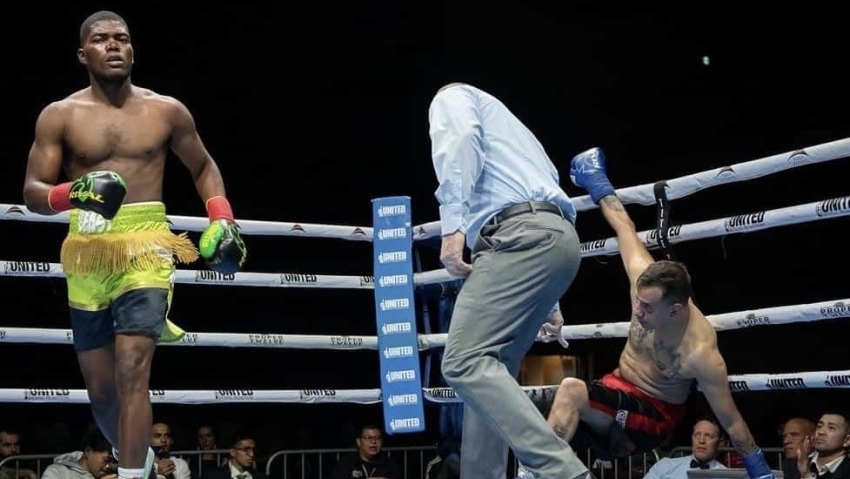 Jerone Ennis impresses in professional debut with first-round knockout