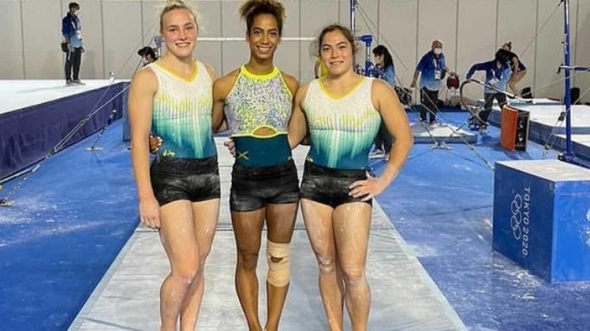 Francis (centre) with her heavily bandaged knee