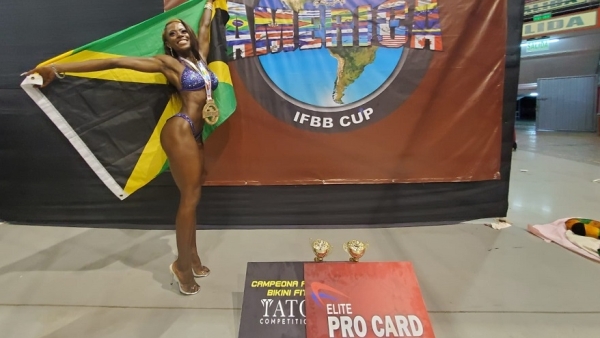 Deidre Lewis se recupera de la suspensión para ganar una tarjeta profesional con éxito en Ms.  y Mr. América en la Copa IFBB en Perú