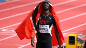 Richards destroys field to defend 200m title with new PB, Games record
